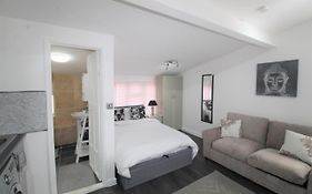 Studio 2 Min Walk To Upton Park Station