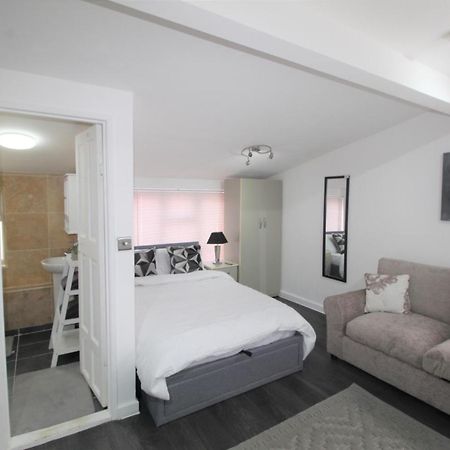 Studio 2 Min Walk To Upton Park Station London Exterior foto