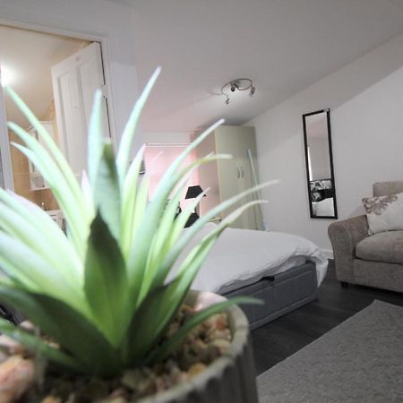 Studio 2 Min Walk To Upton Park Station London Exterior foto