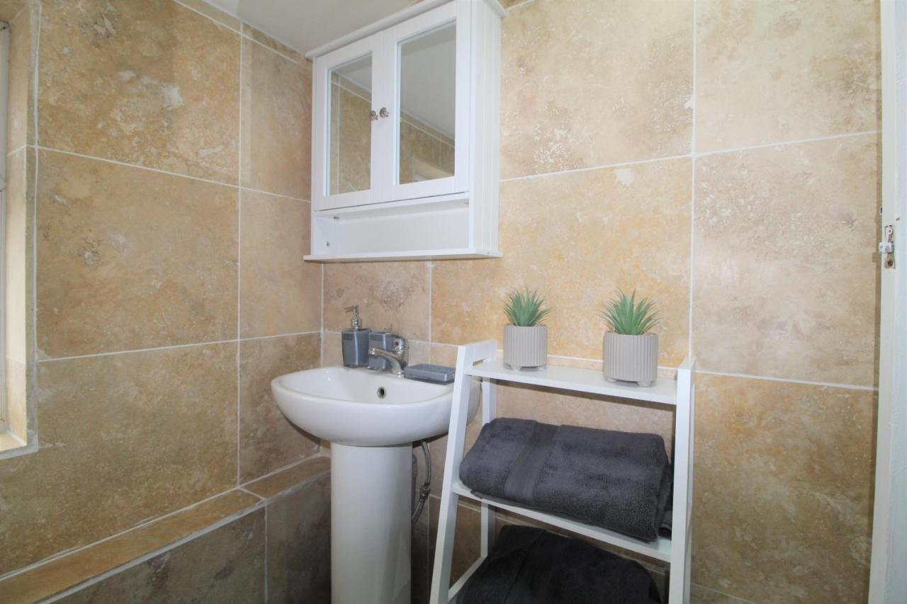 Studio 2 Min Walk To Upton Park Station London Exterior foto