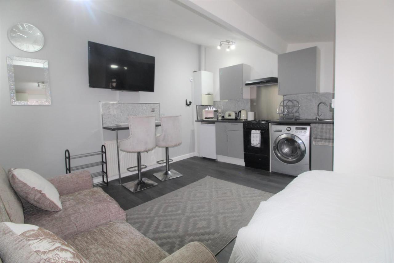 Studio 2 Min Walk To Upton Park Station London Exterior foto