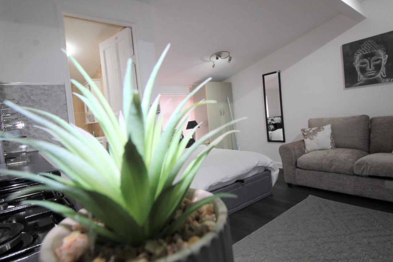 Studio 2 Min Walk To Upton Park Station London Exterior foto